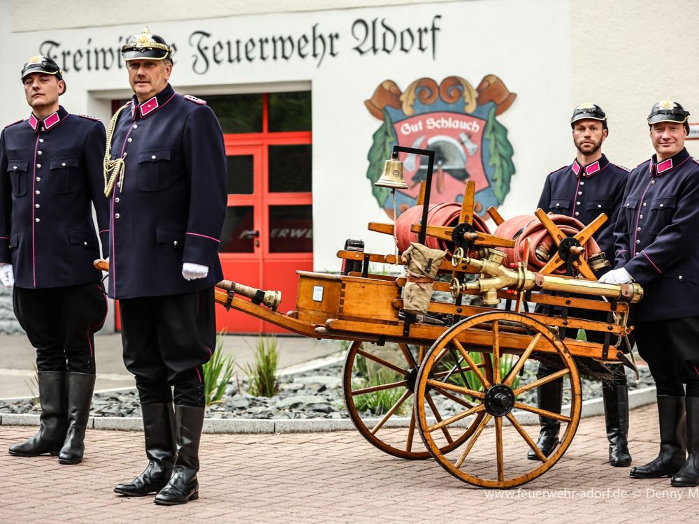 Anschaffung von historischen Feuerwehruniformen 